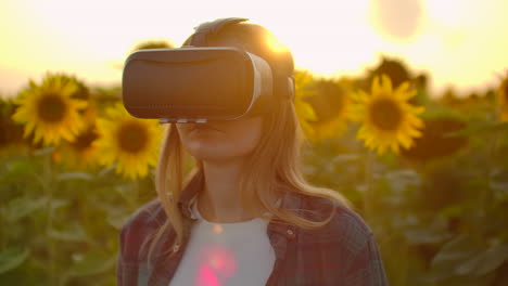 Una-Niña-Inspecciona-Un-Campo-Con-Girasoles-Con-Gafas-De-Realidad-Virtual.-Utiliza-Tecnologías-Modernas-En-Las-Noches-De-Verano.